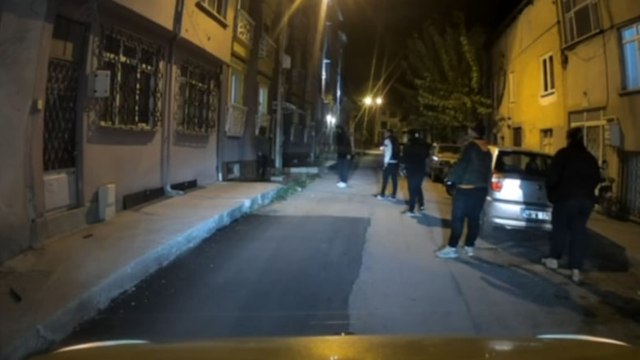 Kız arkadaşı taksiden inmeyince şoföre bıçakla saldırdı