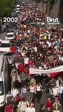 Des centaines de milliers de personne qui manifestent contre la présence de l'extrême droite en 2002