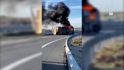 Arnavutköy'de devrilen kamyonun yanması cep telefonu kamerasıyla kaydedildi