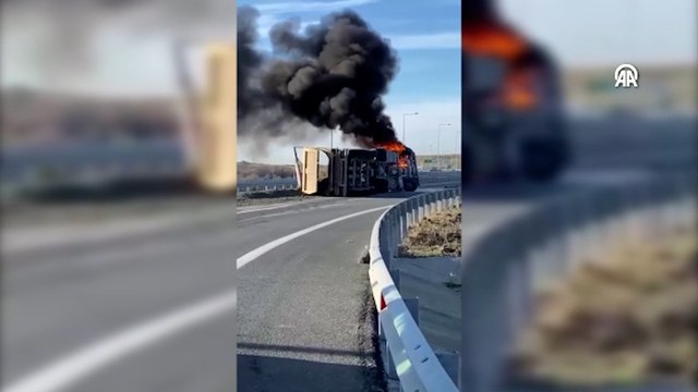 Arnavutköy'de devrilen kamyonun yanması cep telefonu kamerasıyla kaydedildi