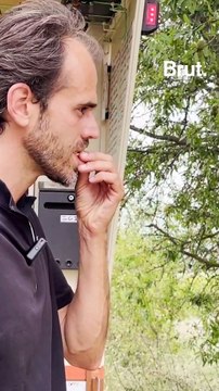 Avec sa rosalotte et son vélo, il a choisi un mode de vie qui n'existe pas