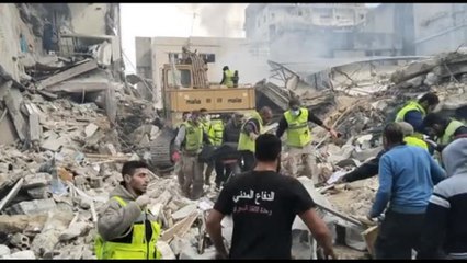 I soccorritori tra le macerie di Tiro dopo il raid israeliano