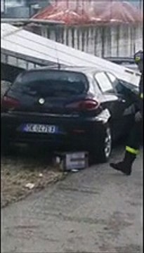 Maltempo, il vento forte stacca e scaraventa sulle auto in sosta le coperture di un edificio