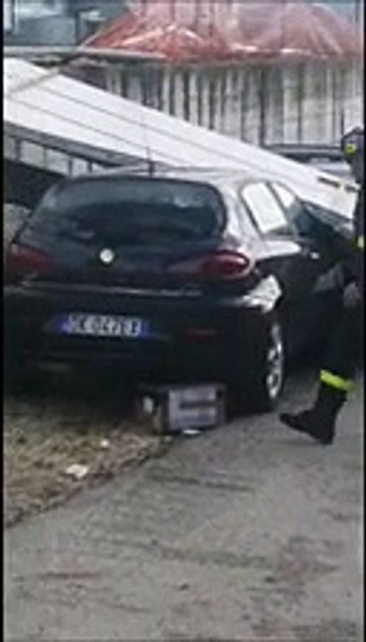 Maltempo, il vento forte stacca e scaraventa sulle auto in sosta le coperture di un edificio