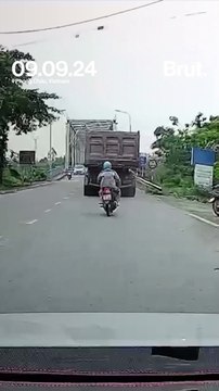Les images impressionnantes de l'effondrement d'un pont au Vietnam