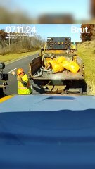 Un ouvrier de voirie échappe de peu à un terrible accident.