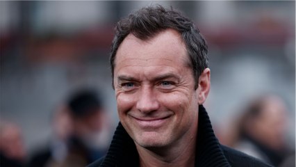 GALA VIDEO - Vous avez tous adoré ce film de Noël culte et Jude Law vient d’en dévoiler un des secrets les mieux gardés !