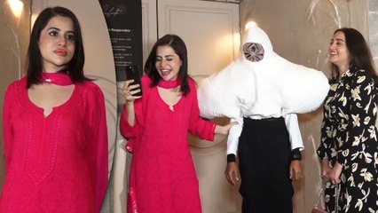 Uorfi Javed Gets Clicked With Her Full Girl-Gang In An Atrangi Andaz!