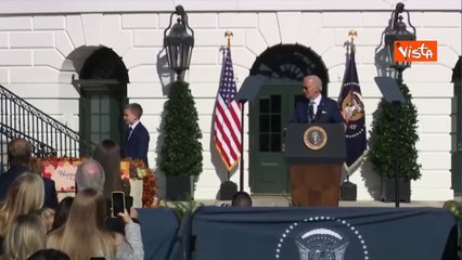 Biden grazia due tacchini  per il Thanksgiving: Peach e Blossom fra gli uccelli liberi degli USA