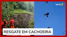 Boi preso em cachoeira é resgatado de helicóptero por bombeiros em Minas Gerais