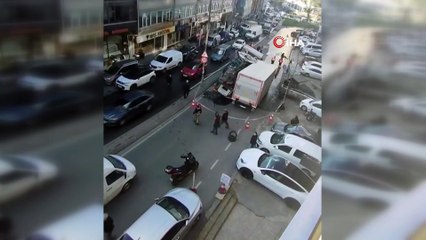 İstanbul'da cadde ortasında yol çöktü, 2 kamyon mahsur kaldı