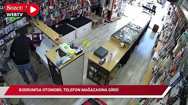 Bodrum’da otomobil, telefon mağazasına girdi 