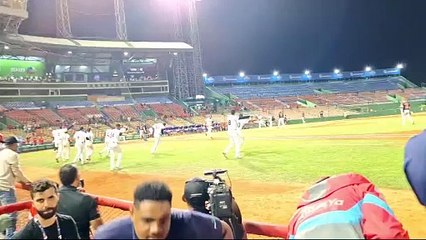 Leones dejan en el terreno a los Toros para seguir en primero