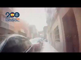 Unos policías salvan la vida de una niña de 3 años en Puente de Vallecas