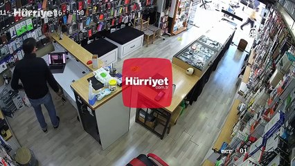 Bir anda neye uğradığını şaşırdı! Otomobilin iş yerine girmesi kamerada