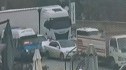 Araçların arasından geçmeye çalışan kadına TIR çarptı