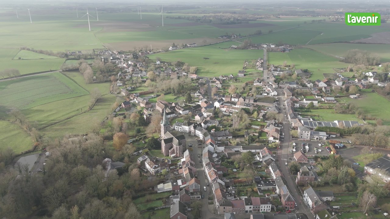 Le Brabant wallon vu du ciel : Marbais et le toit vert de son église