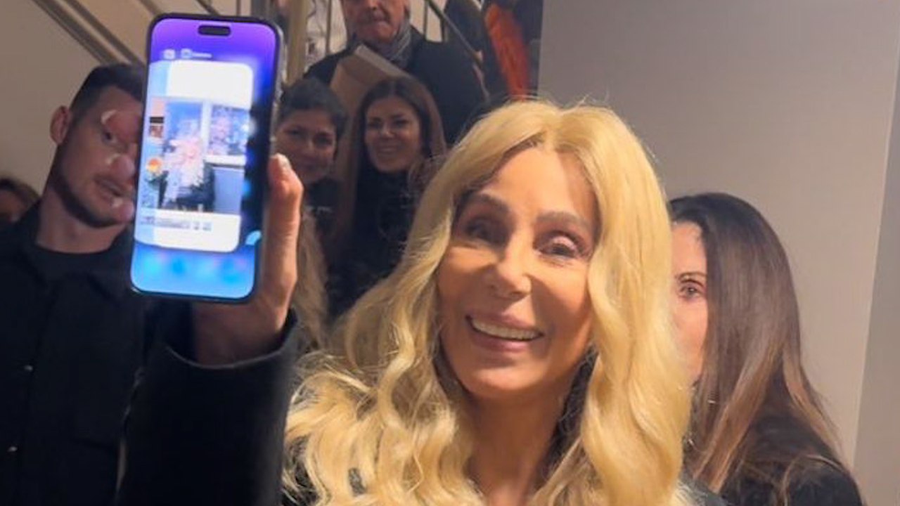 "Playful" Cher spotted 'kissing fans' after a n...