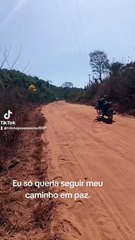 Iba a su trabajo en moto y se encontró con una vaca en el camino, así fue su insólita reacción