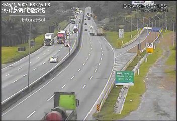 VÍDEO: Carreta bitrem com aço fica sem freios e quase perde entrada de área de escape na BR-376