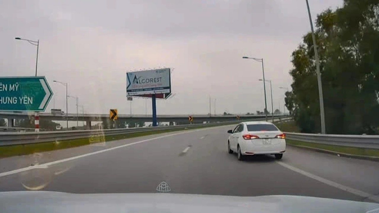 Ngang nhiên lùi xe trên cao tốc Hà Nội - Hải Phòng, tài xế phải trả giá đắt | VTC Now