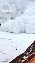 Une caméra de surveillance a filmé un impressionnant phénomène naturel en Chine. Dans les montagnes du Kunlun, une avalanche massive a englouti toute une vallée.