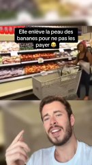 Elle enleve la peau des bananes 😂