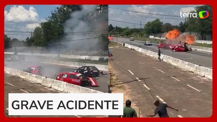 Carros se envolvem em forte batida durante corrida no Paraguai
