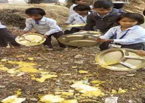 मिड-डे मील में बदबूदार सब्जी-खाना परोसा, बच्चों ने जमीन पर फेंका, खाने से किया मना...देखे वीडियो