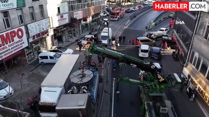 Güngören'de Yol Çöktü, İki Kamyon Çukura Düştü