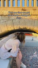 No apto para claustrofóbicos: una pequeña embarcación se queda atrapada en un estrecho túnel que parece que nunca se acaba