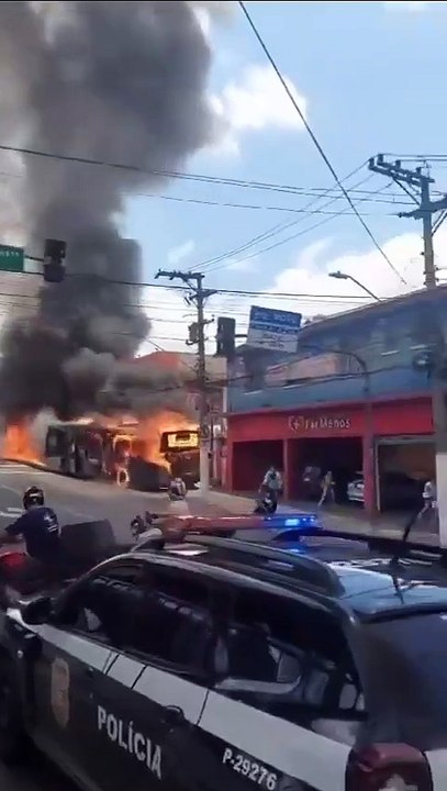 Dramático: Autobús generó caos al circular envuelto en llamas y chocar con un poste de luz