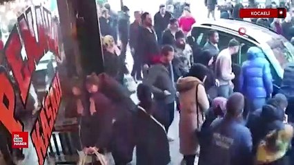 Kocaeli'de direğin yayaların üzerine devrildiği kaza anı