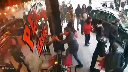 Karamürsel'de direğin yayaların üzerine devrildiği kaza kameralara yansıdı