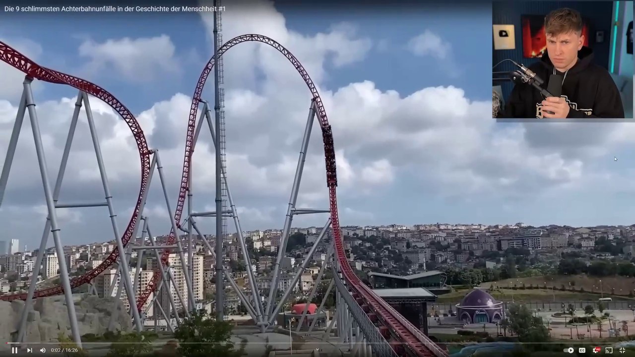 Kind SPRINGT aus ACHTERBAHN