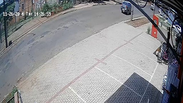 Câmera flagra acidente que deixou motociclista ferido no Jardim Clarito