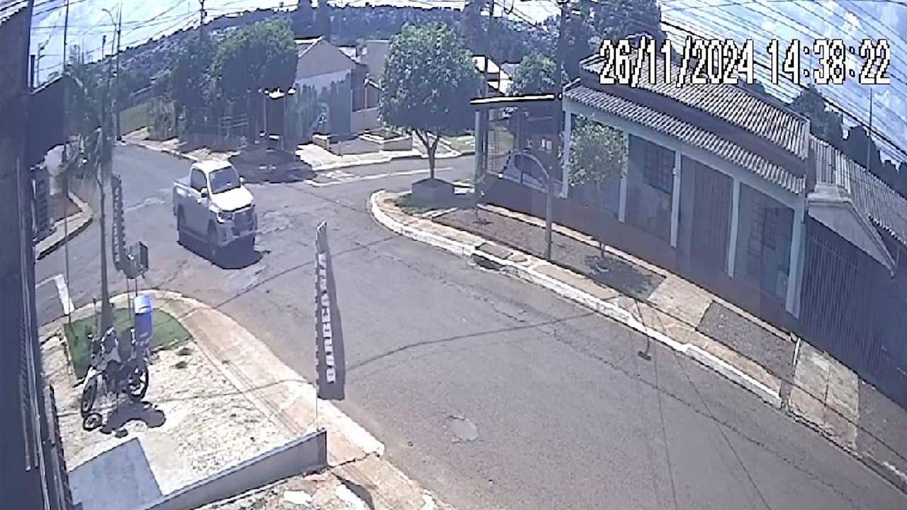 Outro ângulo: Câmera flagra acidente que deixou motociclista ferido no Jardim Clarito