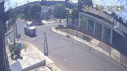 Outro ângulo: Câmera flagra acidente que deixou motociclista ferido no Jardim Clarito