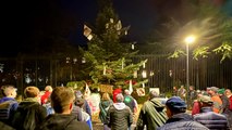 Les agriculteurs de Dordogne accueillent la nouvelle préfète avec un sapin de Noël décoré de revendications
