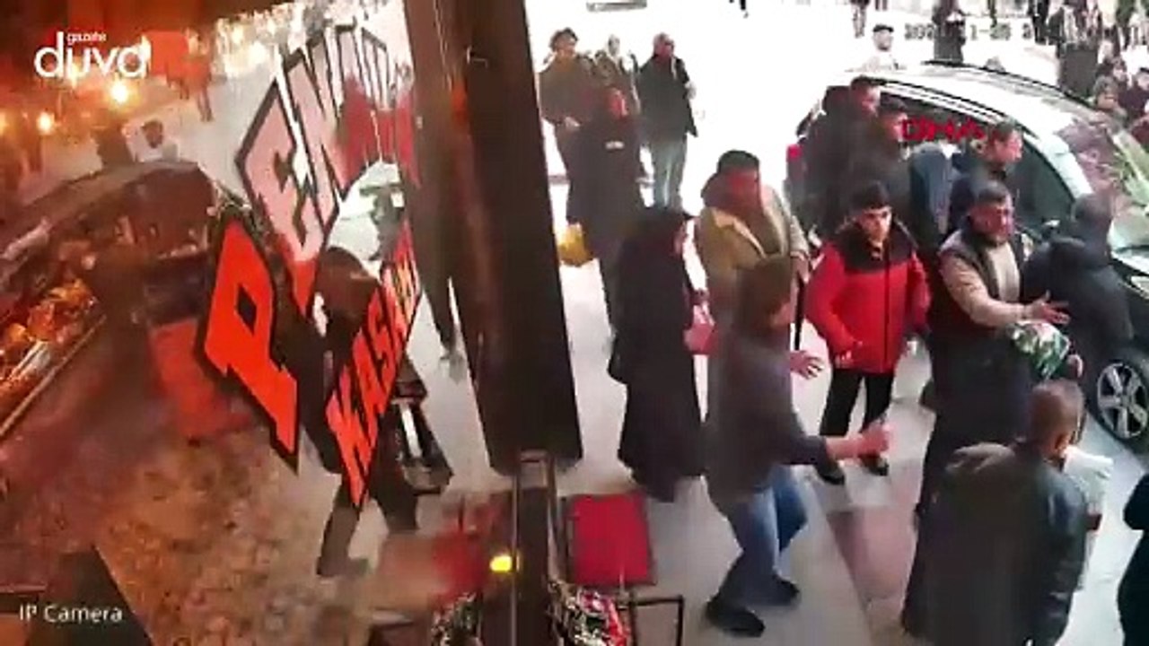 79 yaşındaki sürücünün kullandığı cip, durağa daldı; 6 kişinin yaralandığı kaza kamerada