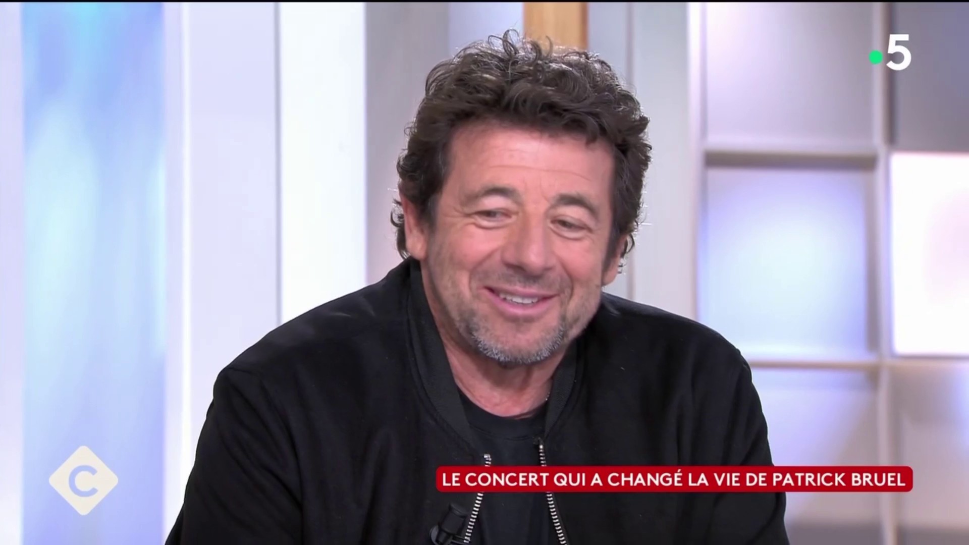 VOICI - "C'est émouvant..." : Patrick Bruel bouleversé en évoquant le  concert de cet artiste qui a "changé" sa vie (ZAPTV)