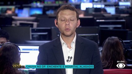 Chuva alaga ruas e arrasta carros em Ceilândia, no DF