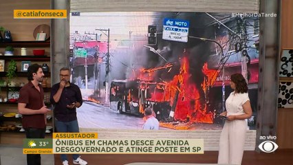 VÍDEO: ônibus em chamas desce desgovernado e bate em poste em SP