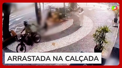 Mulher é arrastada por criminoso de moto em tentativa de assalto no Leblon