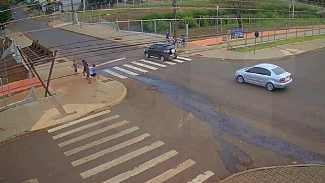 Vídeo mostra criança sendo atropelada no Bairro Santa Felicidade; moradores pedem lombada