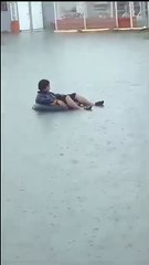 Hondureño aprovecha inundaciones en Puerto Cortés para divertirse en un flotador