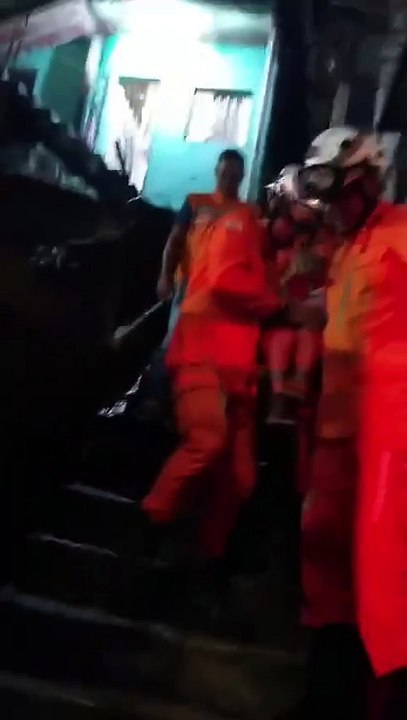 Bombeiros resgatam idosa de imóvel próximo ao que desabou na Baixa dos Sapateiros