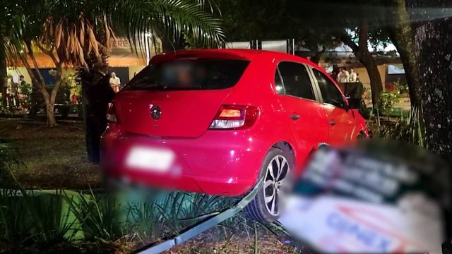 Gol é abandonado após invadir praça repleta de pessoas na Rua Minhas Gerais