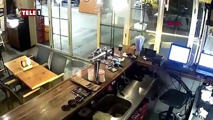 İşten çıkarılmasından sorumlu tuttuğu kişilere ağaç dalıyla saldırdı