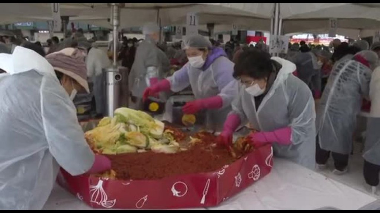 Seoul, kimchi solidale con 3.000 cavoli sotto una nevicata record
